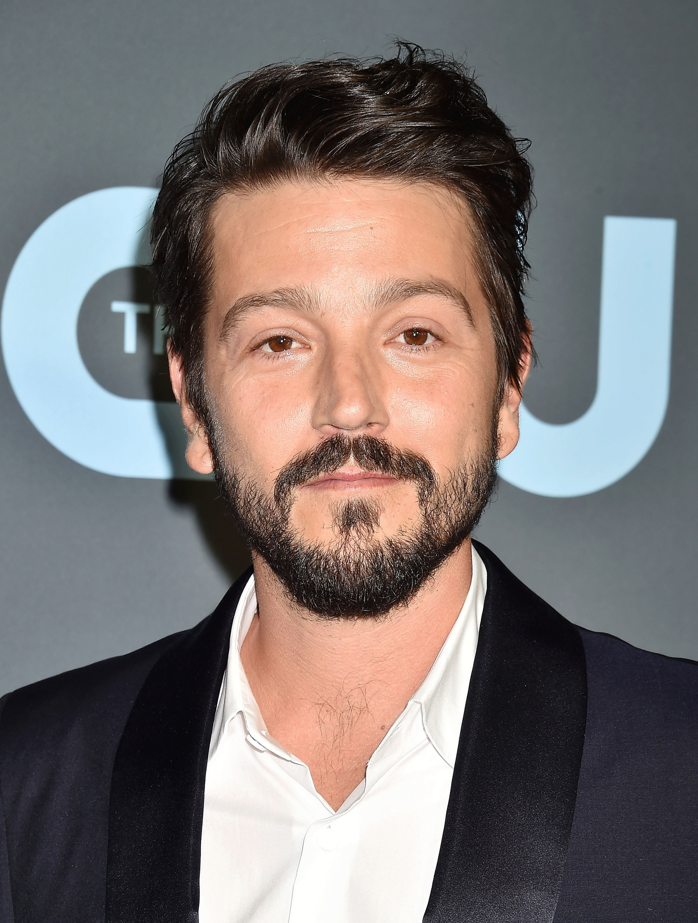 Diego Luna desata controversia por interpretar a una mujer transgénero ...